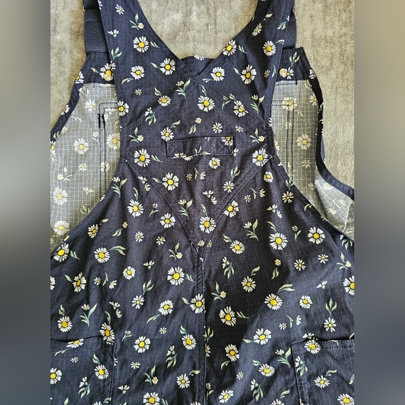 Duluth Heirloom Floral Gardening Utility Cargo Overall Shorts - Picture 6 of 10